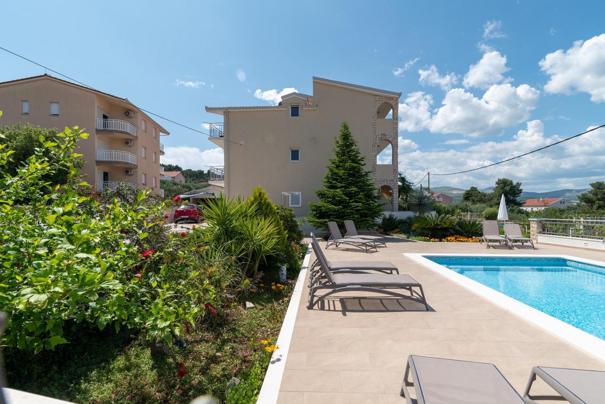 Apartments Brico - Heated Pool Trogir Bagian luar foto