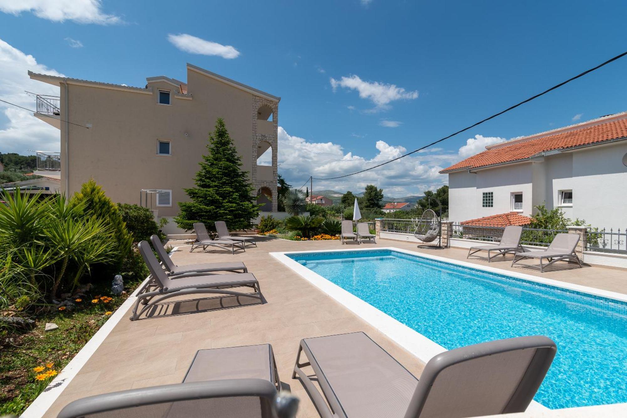 Apartments Brico - Heated Pool Trogir Bagian luar foto